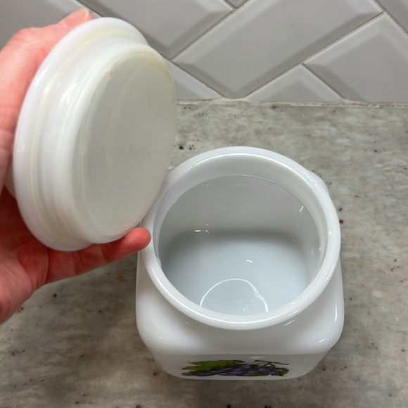 Milk glass container with Grapes vintage - Picture 3 of 7